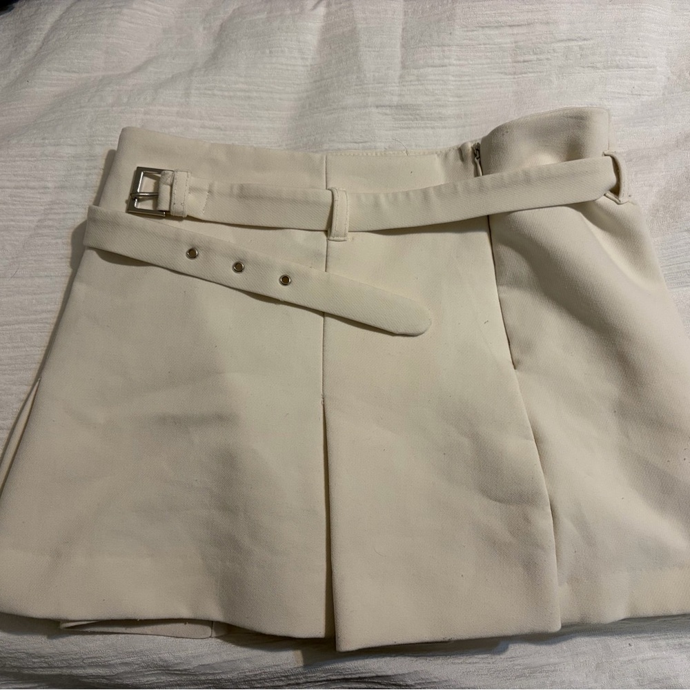 Stylish Cream Pleated Skirt with Belt